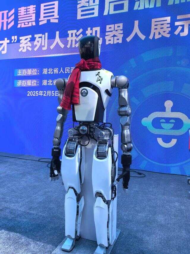 武汉首次出现！“湖北造”人形机器人集体上街了